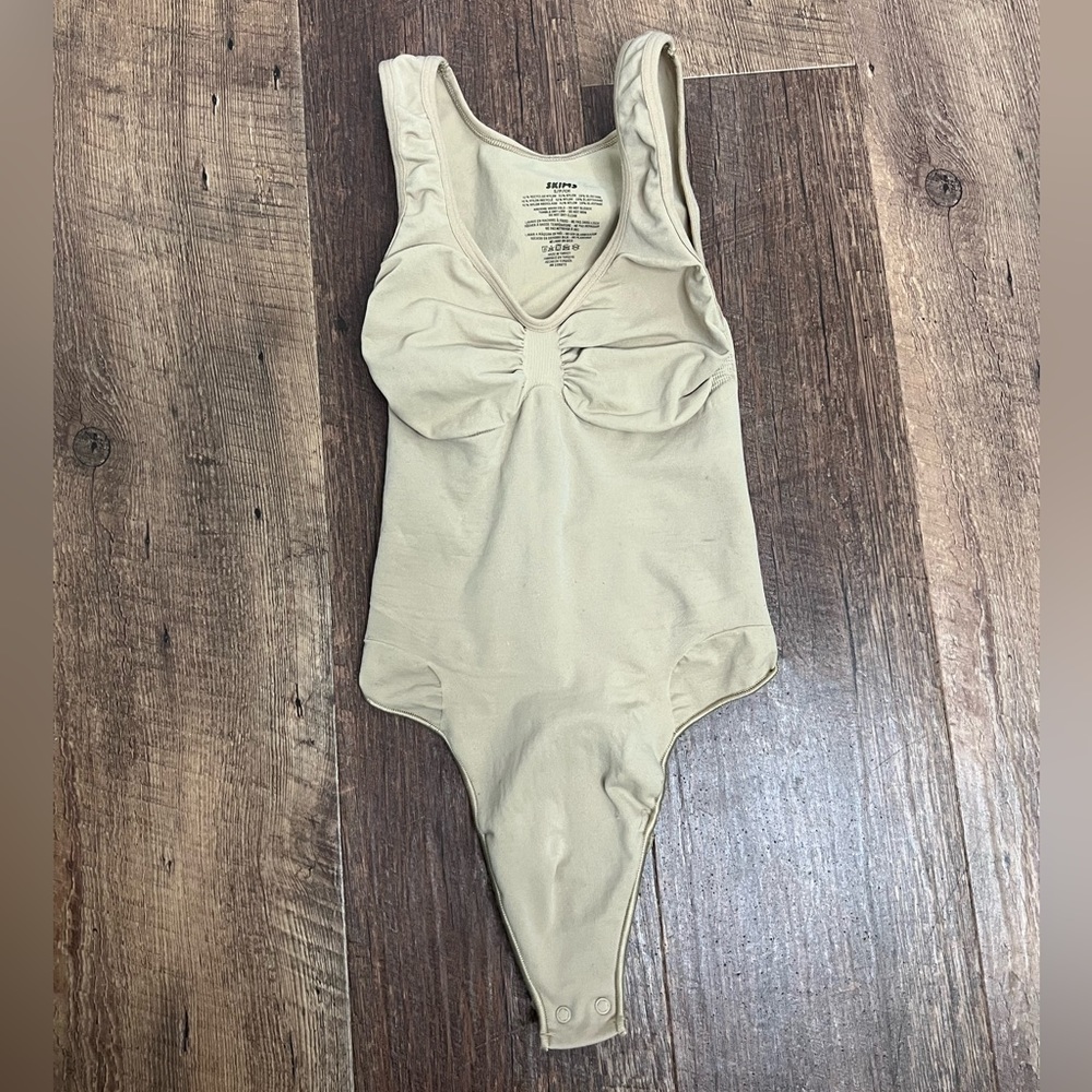 NWOT Skims seamless sculpt scoop neck thong bodysuit